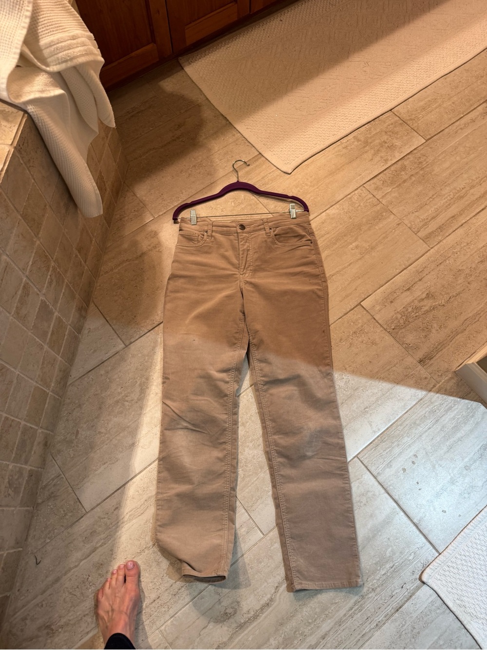 Kut from the Kloth Straight-Leg Jeans in Tan